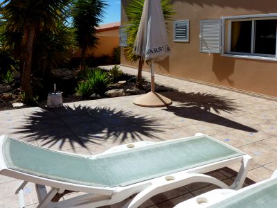 Fuerteventura Ferienhaus F-180 Terrasse mit Sonnenliegen