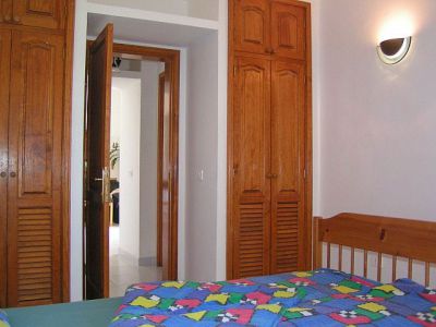 Lanzarote Ferienhaus Schlafzimmer mit Doppelbett und Schrank L-167