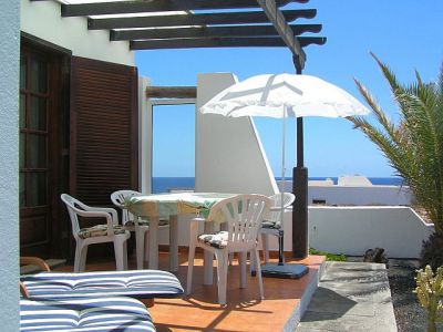Lanzarote Ferienhaus am Meer Terrasse mit Gartenmöbeln  L-167