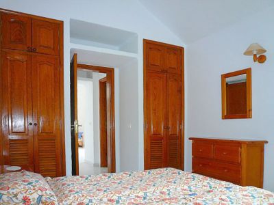 L-169 Ferienhaus Lanzarote Schlafzimmer mit Doppelbett und Schrank