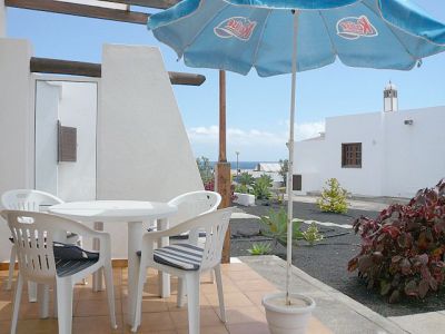 L-169 Ferienhaus Lanzarote am Meer Terrasse mit Gartenmöbeln