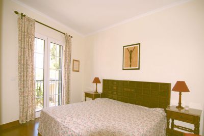 Ferienhaus Madeira 051 Schlafzimmer mit Doppelbett Bild 5