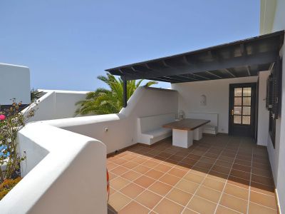 Lanzarote kleine Villa überdachte Terrasse seitlich Bild 2 L-021
