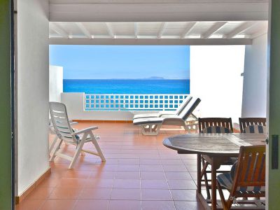Ferienwohnung am Strand in Playa Blanca / F-004 Terrasse mit Esstsich aus Holz
