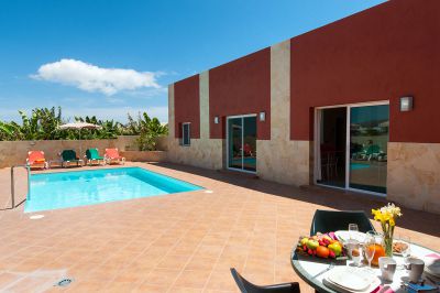 G-099 Moderne Villa Gran Canaria Pool mit Hausseite