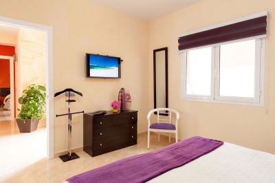 G-099 Moderne Villa Gran Canaria Schlafzimmer mit Doppelbett und Kommode
