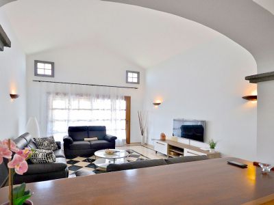 L-020 Playa Blanca Wohnraum mit Couch und SAT-TV