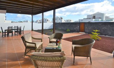 L-026 Villa Playa Blanca Terrasse mit Tisch und Stühlen
