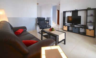 L-026 Villa Playa Blanca Wohnraum mit Couch und Schrank