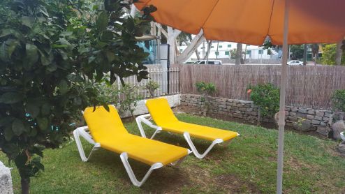 Ferienhaus in Puerto Rico G-042 / Terrasse mit Liegen und Sonnenschirm