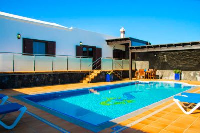 L-104 Villa Lanzarote Pool und Hausansicht