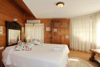 Schlafzimmer mit Doppelbett Bild 6