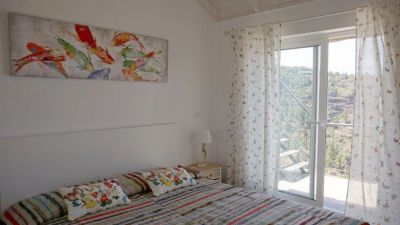 Schlafzimmer mit Doppelbett und Fenster Ferienhaus La Palma P-221