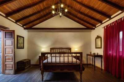 Gran Canaria Finca G-008 Schlafzimmer mit Doppelbett und Tür