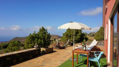 P-204 Ferienhaus La Palma in Alleinlage - Terrasse mit Sonnenschirm