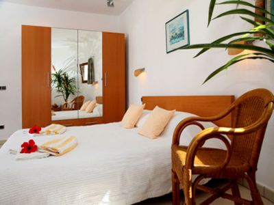 Villa Fuerteventura F-215 Schlafzimmer mit Doppelbett und Sessel