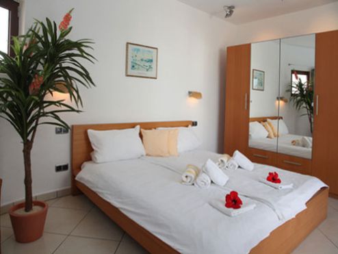 Villa Fuerteventura F-215 Schlafzimmer mit Doppelbett und Schrank