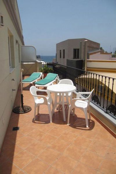G-016 Ferienwohnung Puerto de Mogan Terrasse mit Sonnenliegen und Esstisch