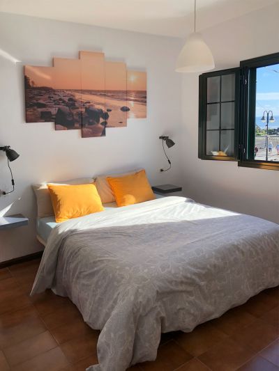 Ferienhaus L-223 Schlafzimmer mit Doppelbett und Fenster zum Meer