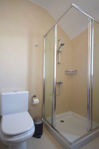 Badezimmer mit Dusche L-025