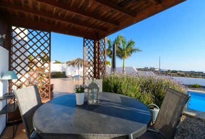 Lanzarote Villa L-074 überdachte Sitzecke mit Tisch und Stühlen