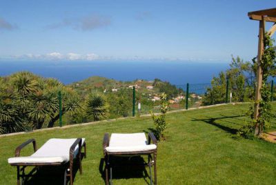 Ferienhaus P-207 La Palma Sonnenliegen im Garten