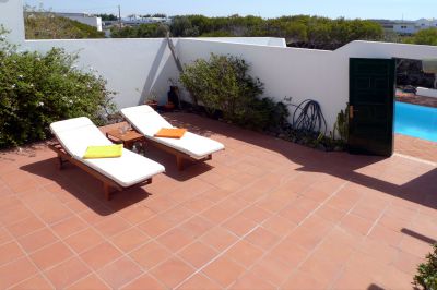 Lanzarote Villa L-046 Sonnenliegen und Pool
