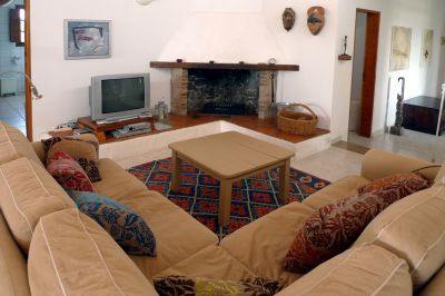 Lanzarote Villa L-046 Wohnzimmer mit Couch und Kamin
