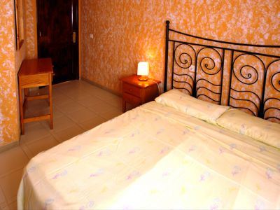 Schlafzimmer mit Doppelbett