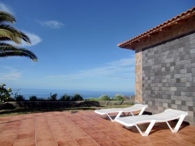 Seitliche Terrasse des Ferienhauses