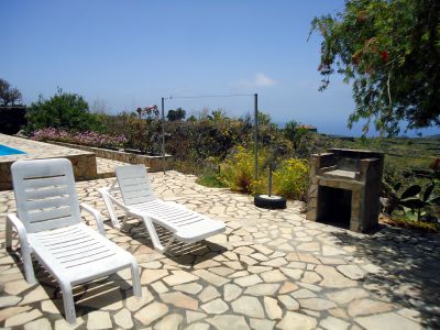 Die Terrasse mit Grillplatz