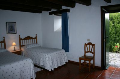 Schlafzimmer mit Doppelbett und Einzelbett