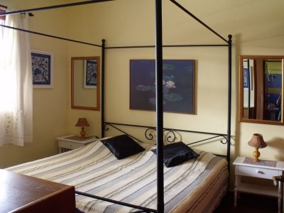 Schlafzimmer mit Doppelbett