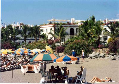 Blick auf Apt. Puerto de Mogan vom Strand