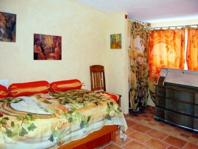 Schlafzimmer mit ausziehbarem Einzellbett