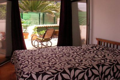 Schlafzimmer mit Zugang zur Terrasse