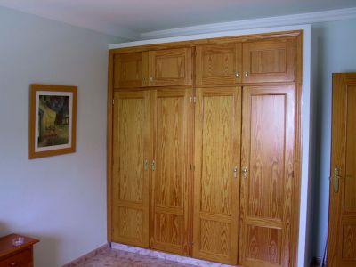 Der geräumige Kleiderschrank