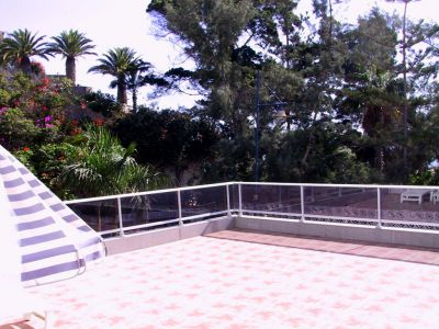 Terrasse mit Gartenmöbeln und Sonnenschirm