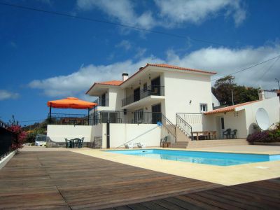 Ferienhaus mit Pool in Calheta MAD-033 Hausansicht mit Pool