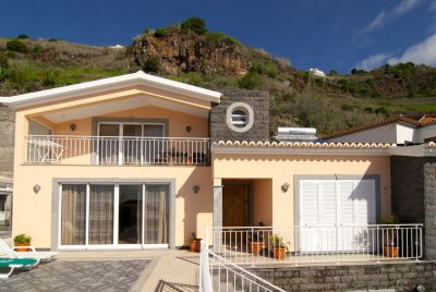 Komfortables Ferienhaus mit Pool bei Calheta