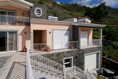 Komfortables Ferienhaus mit Pool bei Calheta