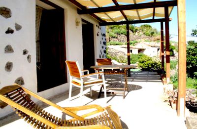 Ferienhaus La Gomera mit überdachter Terrasse mit Meerblick