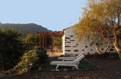 Terrasse mit Sonnenliegen am Ferienhaus Gomera