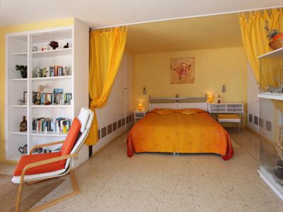 Penthouse Wohnung El Sauzal Schlafzimmer mit Regal und Doppelbett