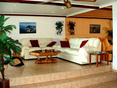 Teneriffa Ferienhaus TFN-070 Wohnraum mit großer Couch