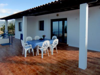 La Palma Ferienhaus P - 071 Terrasse mit großem Tisch