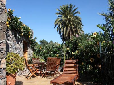 G-137 Finca Gran Canaria Garten mit Sonnenliegen