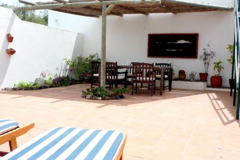 Lanzarote Villa L-046 Terrasse mit Tisch und Sonnenliegen Bild 1
