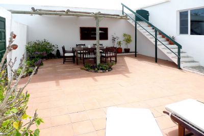 Lanzarote Villa L-046 Terrasse mit Tisch und Sonnenliegen Bild 3
