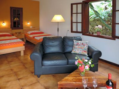 Teneriffa Ferienhaus TFN-050 Wohnraum mit 2 Einzelbetten und Couch